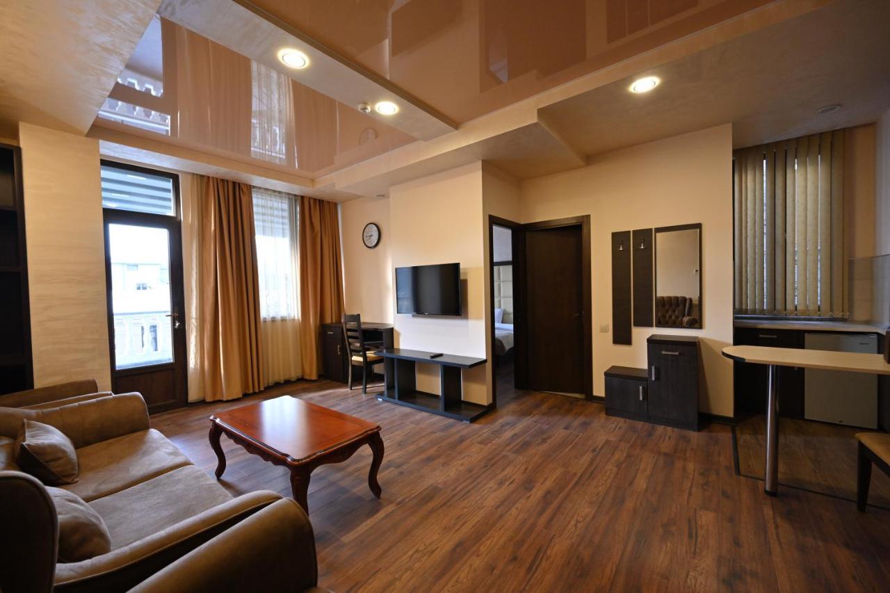Hotel Partiez เยเรวาน ภายนอก รูปภาพ