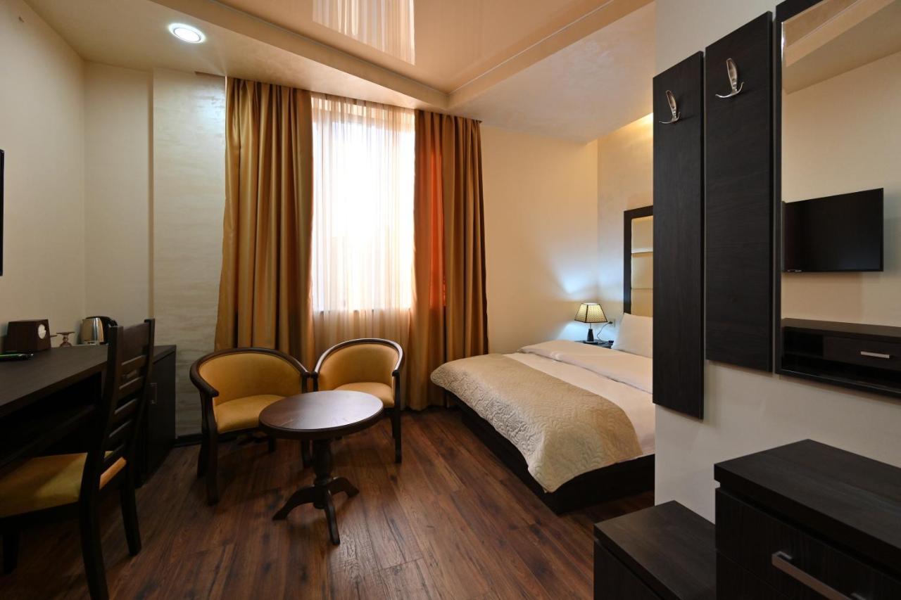 Hotel Partiez เยเรวาน ภายนอก รูปภาพ