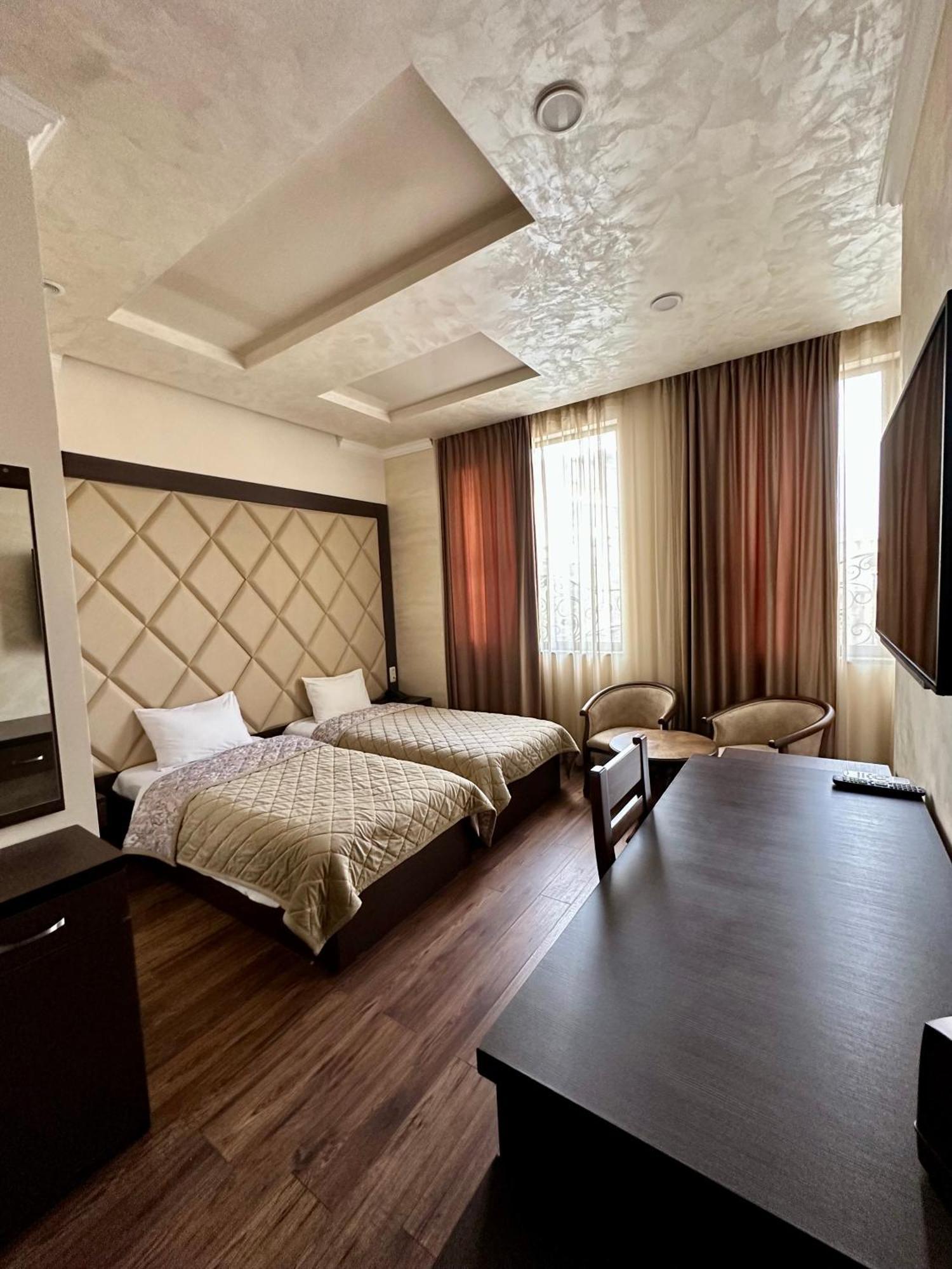 Hotel Partiez เยเรวาน ภายนอก รูปภาพ