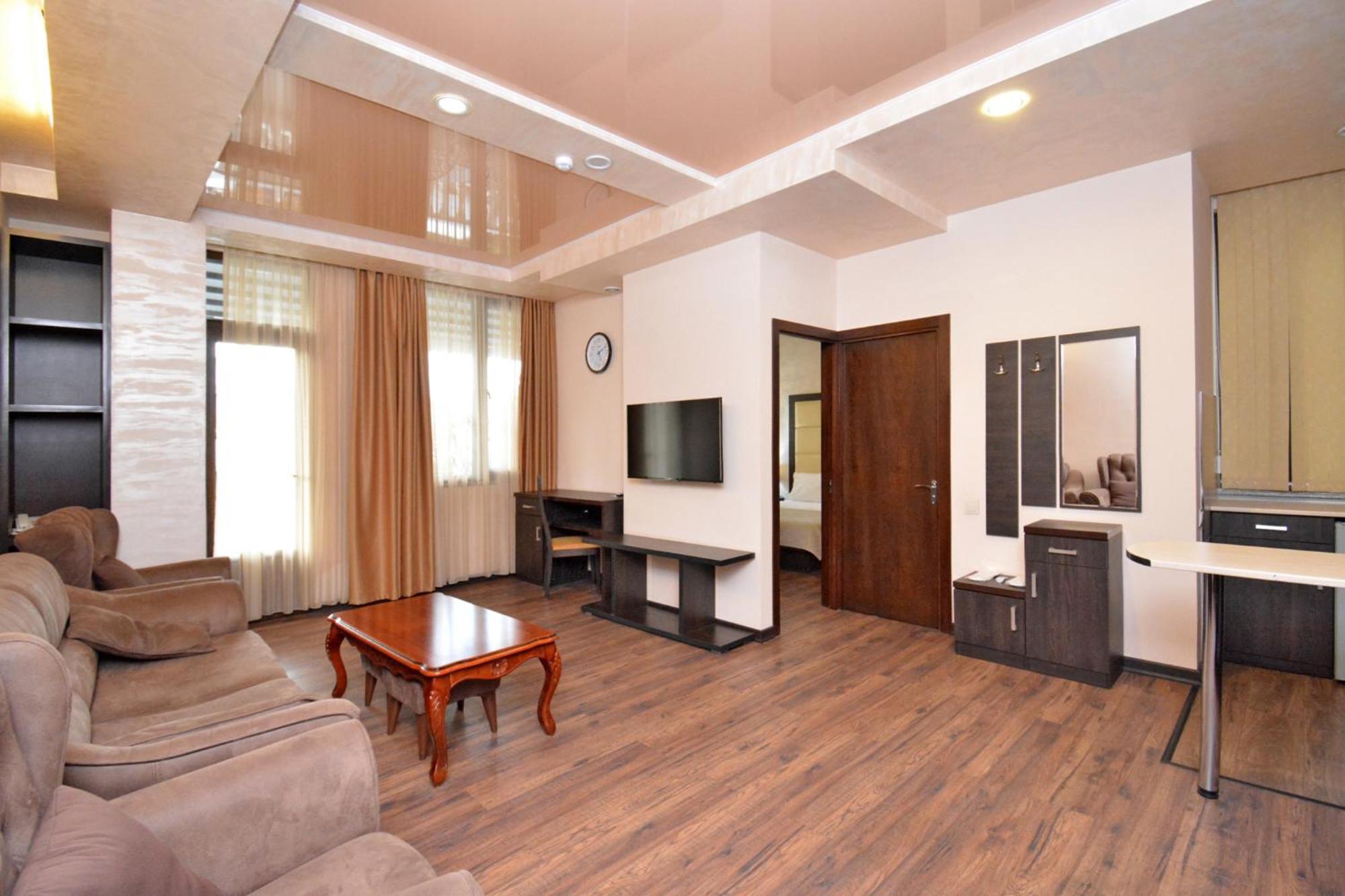 Hotel Partiez เยเรวาน ภายนอก รูปภาพ