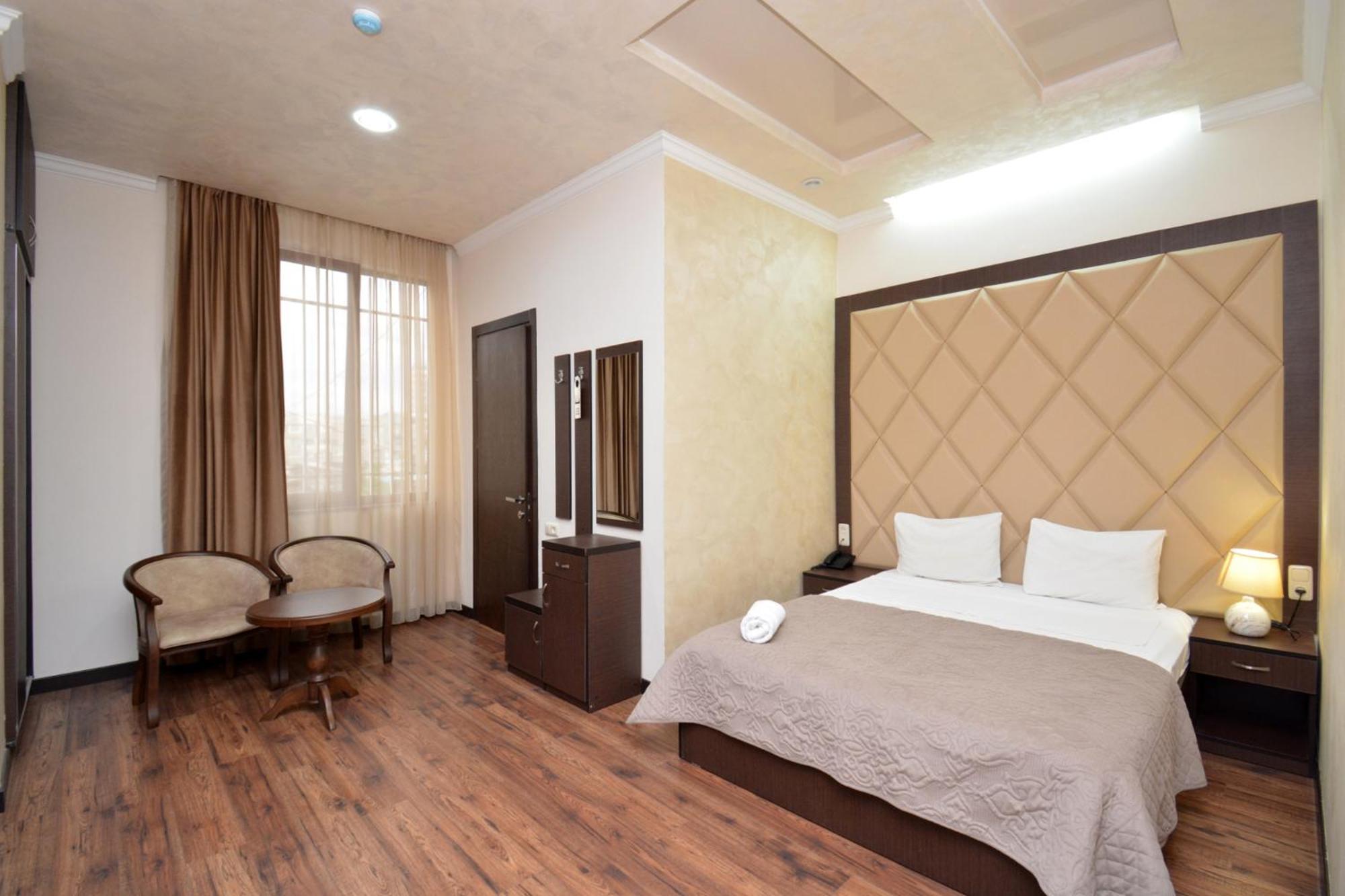 Hotel Partiez เยเรวาน ภายนอก รูปภาพ