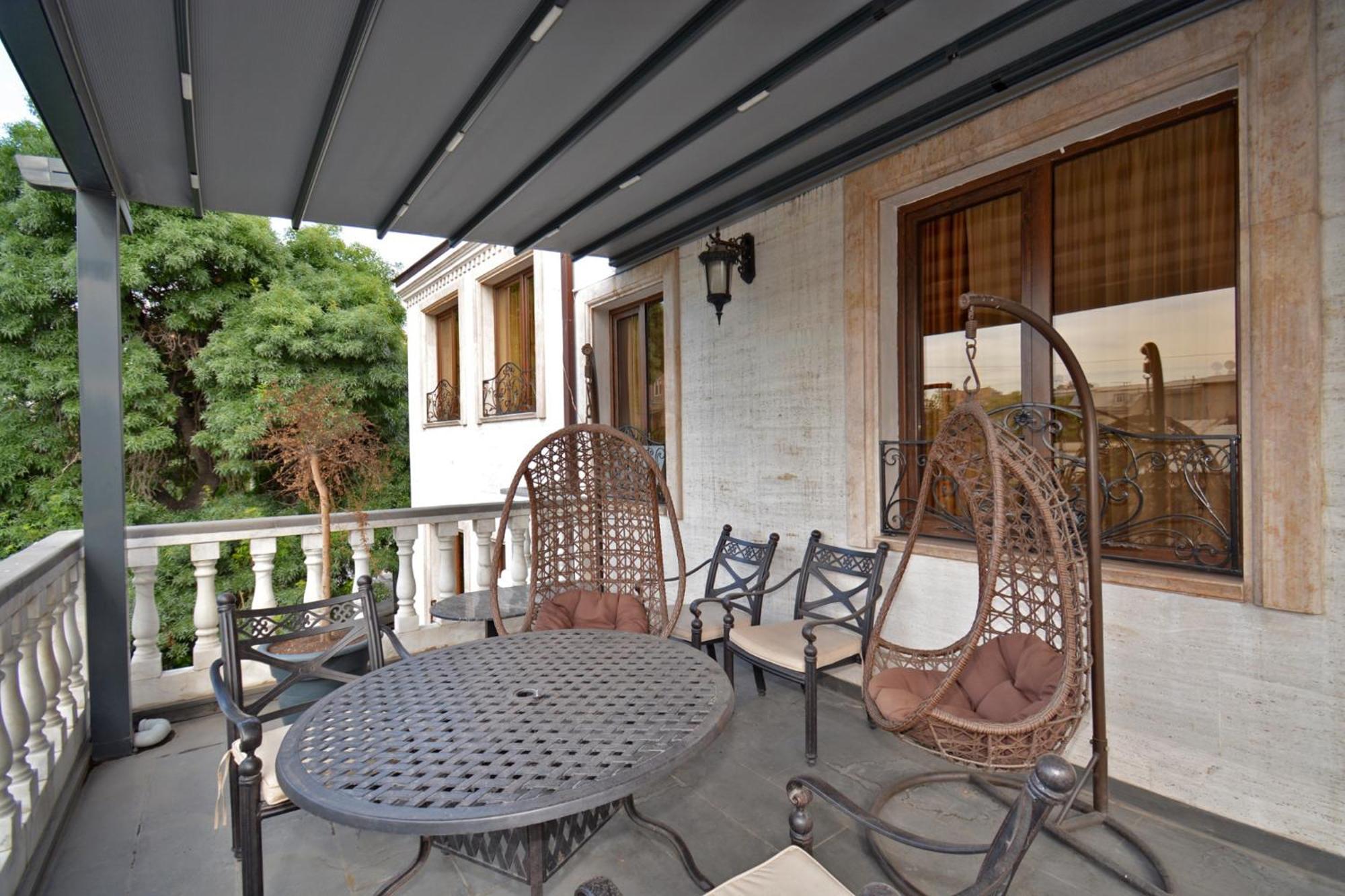 Hotel Partiez เยเรวาน ภายนอก รูปภาพ