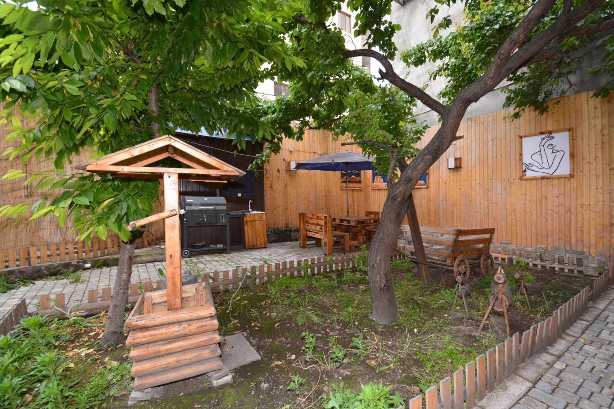Hotel Partiez เยเรวาน ภายนอก รูปภาพ