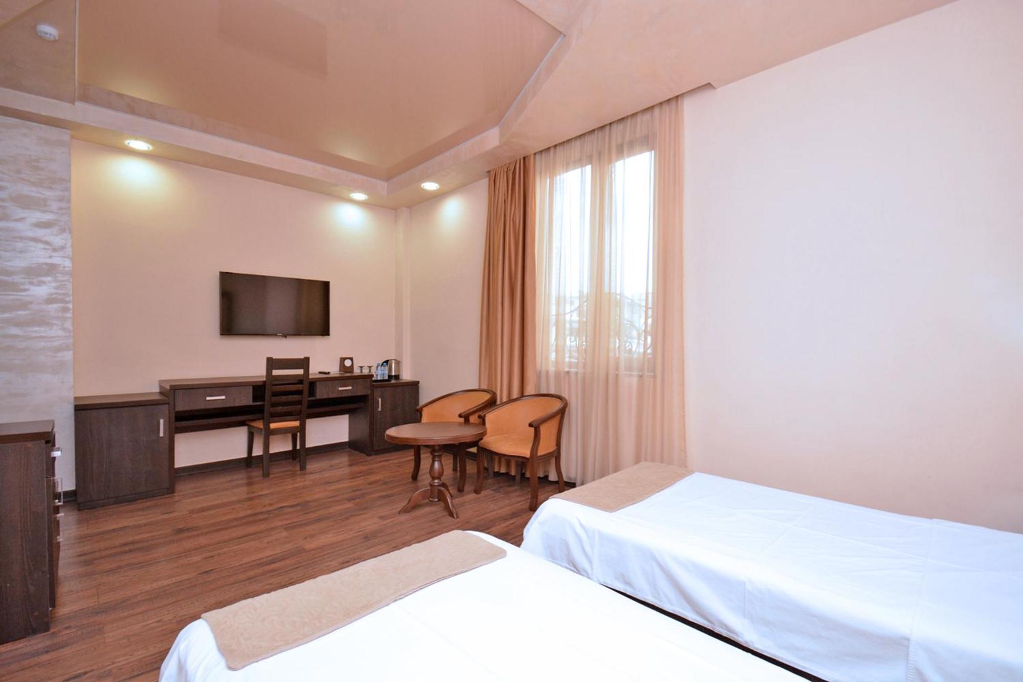 Hotel Partiez เยเรวาน ภายนอก รูปภาพ
