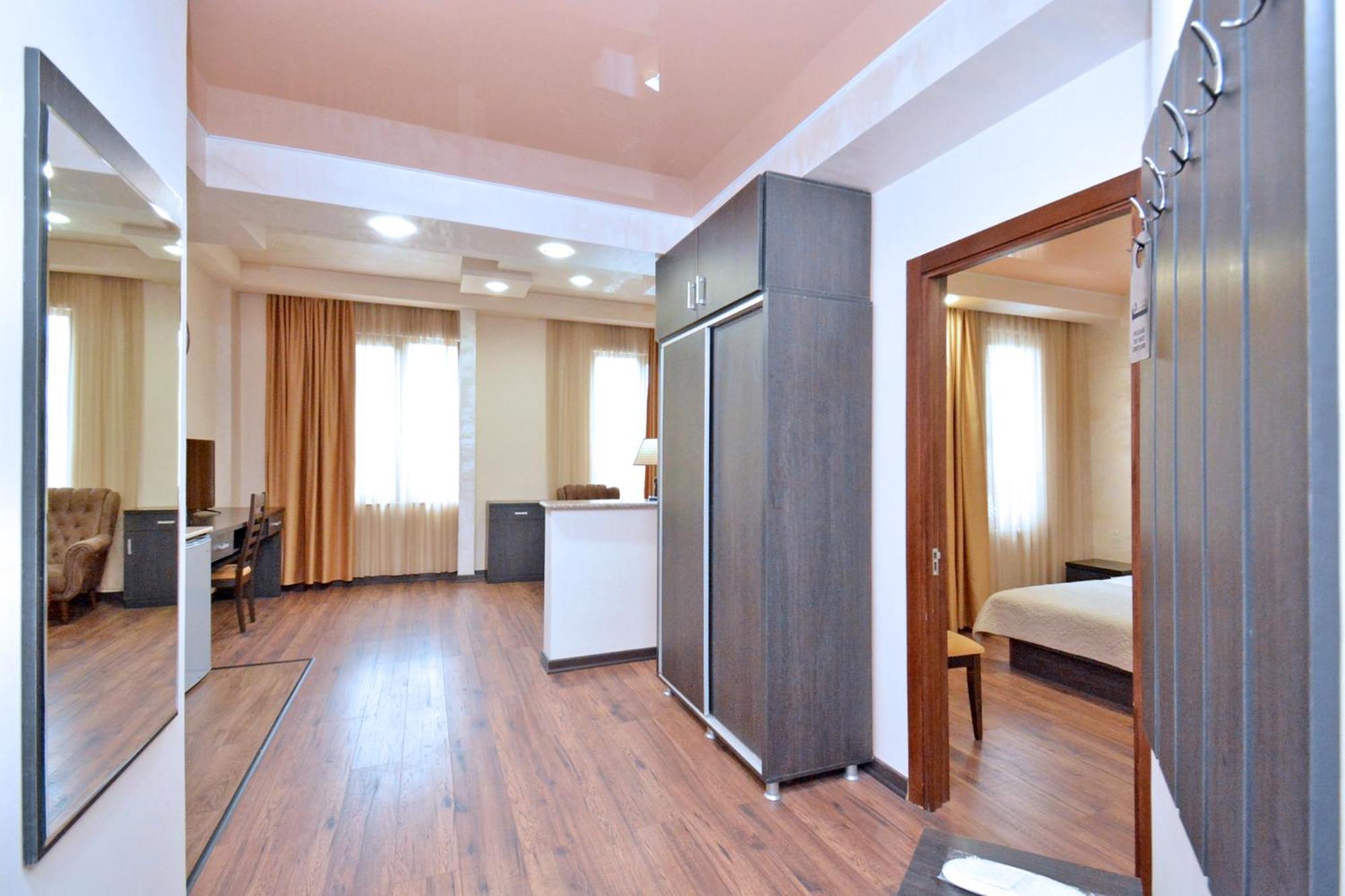 Hotel Partiez เยเรวาน ภายนอก รูปภาพ
