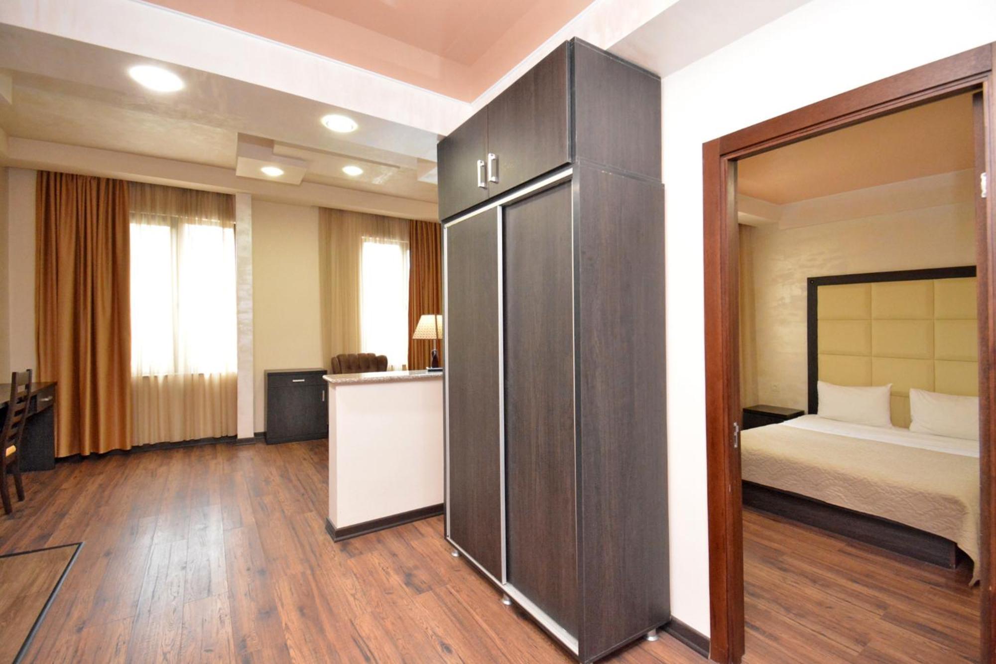 Hotel Partiez เยเรวาน ภายนอก รูปภาพ