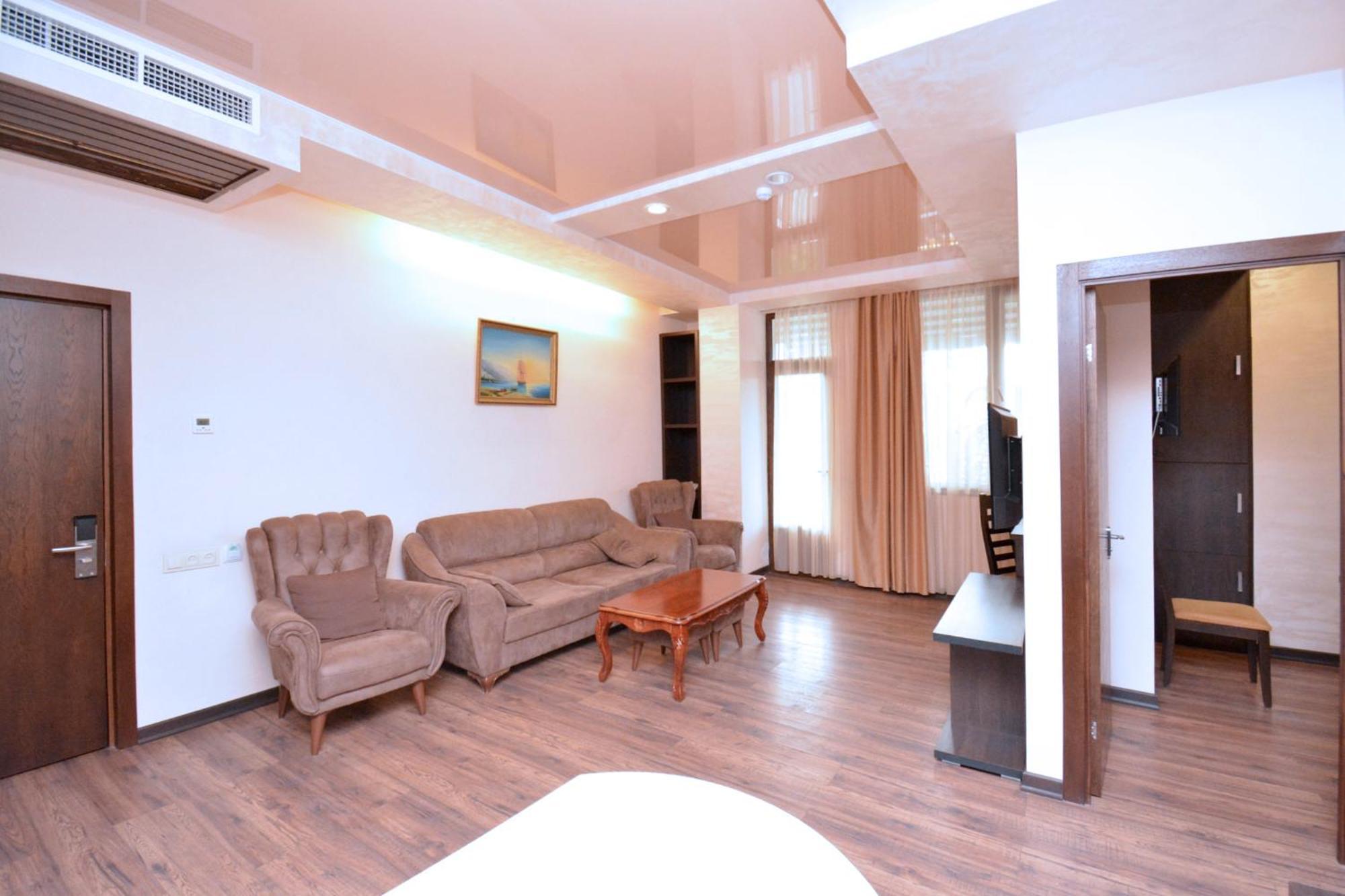 Hotel Partiez เยเรวาน ภายนอก รูปภาพ