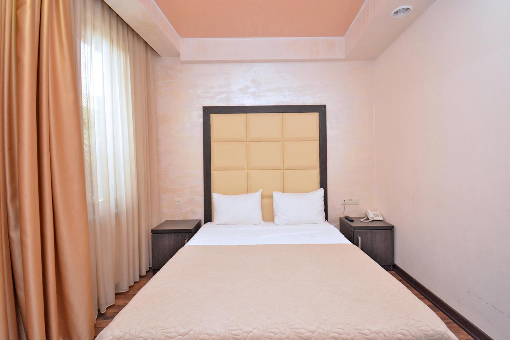 Hotel Partiez เยเรวาน ภายนอก รูปภาพ