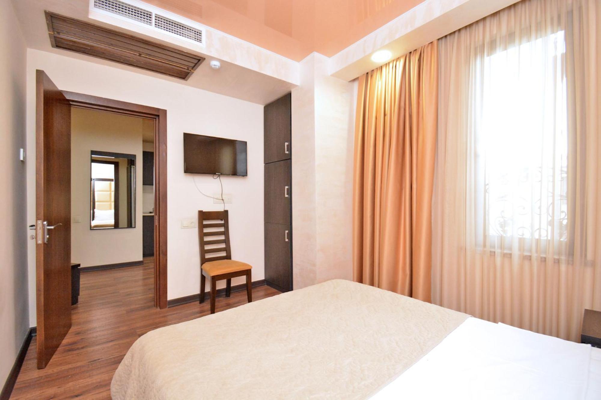 Hotel Partiez เยเรวาน ภายนอก รูปภาพ