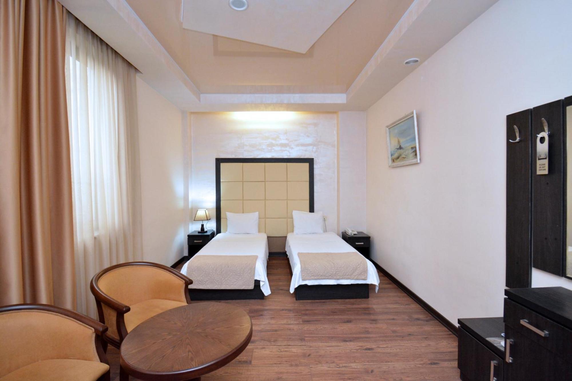 Hotel Partiez เยเรวาน ภายนอก รูปภาพ