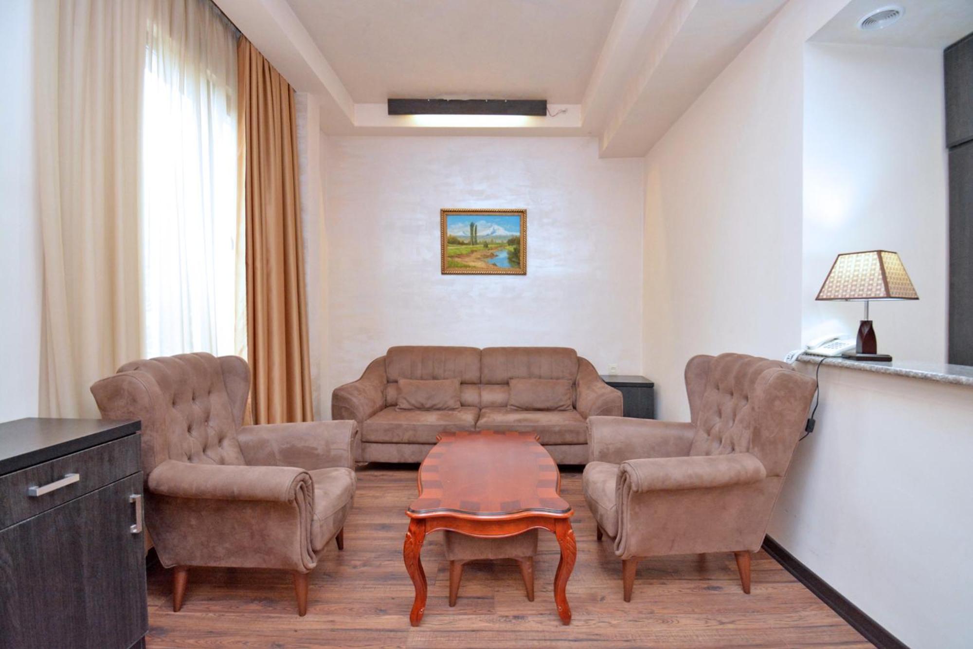 Hotel Partiez เยเรวาน ภายนอก รูปภาพ