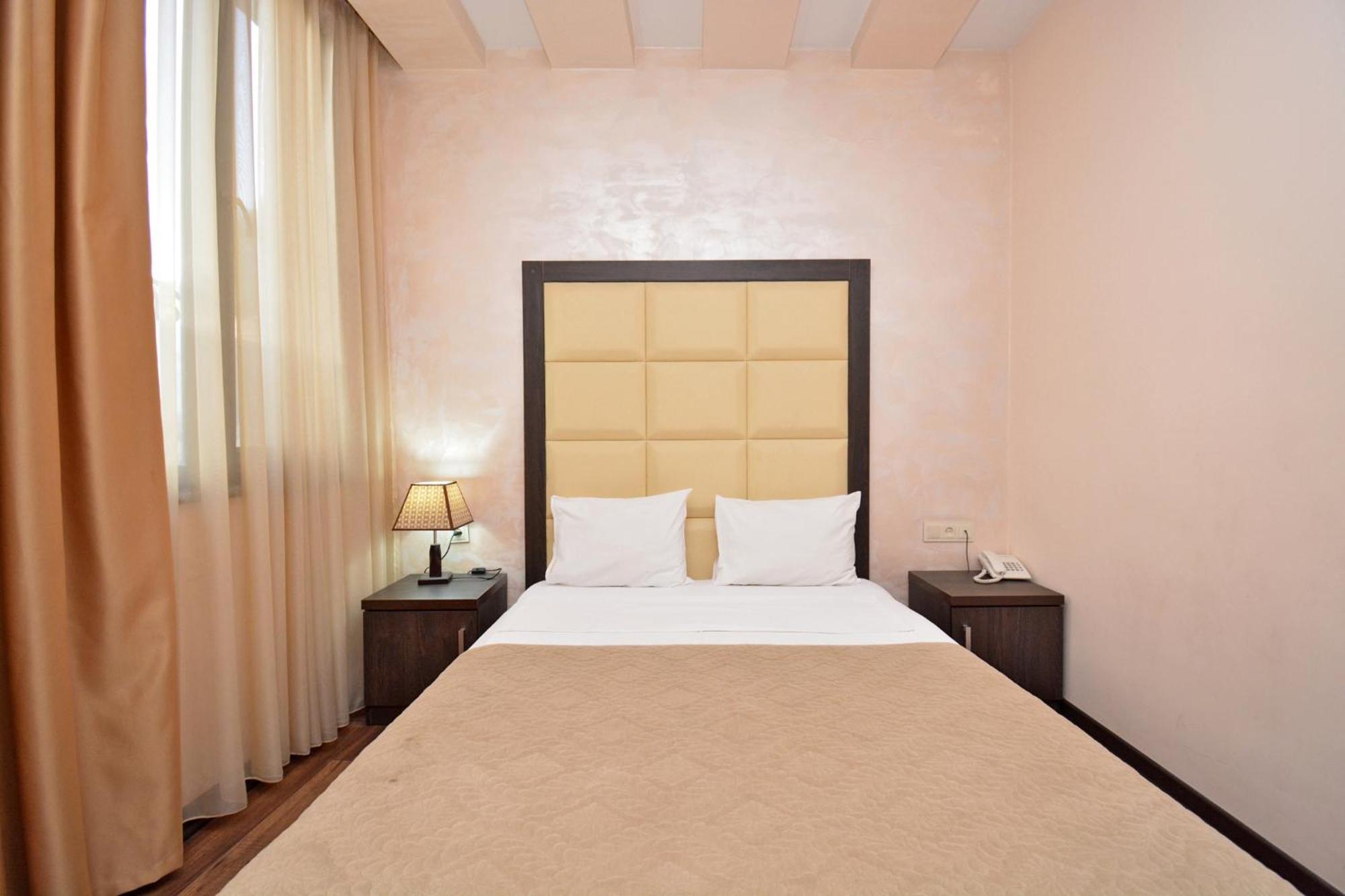 Hotel Partiez เยเรวาน ภายนอก รูปภาพ