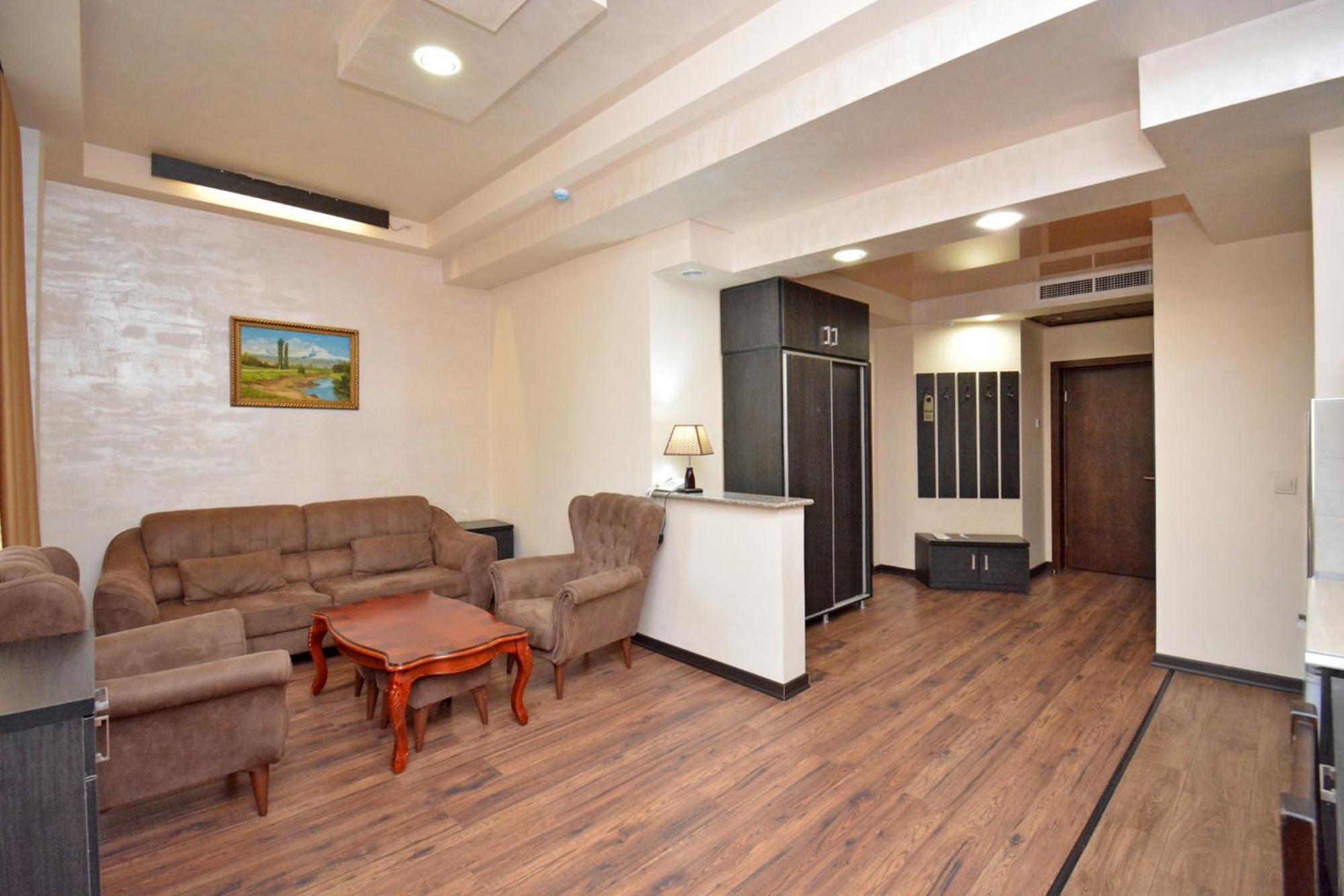 Hotel Partiez เยเรวาน ภายนอก รูปภาพ