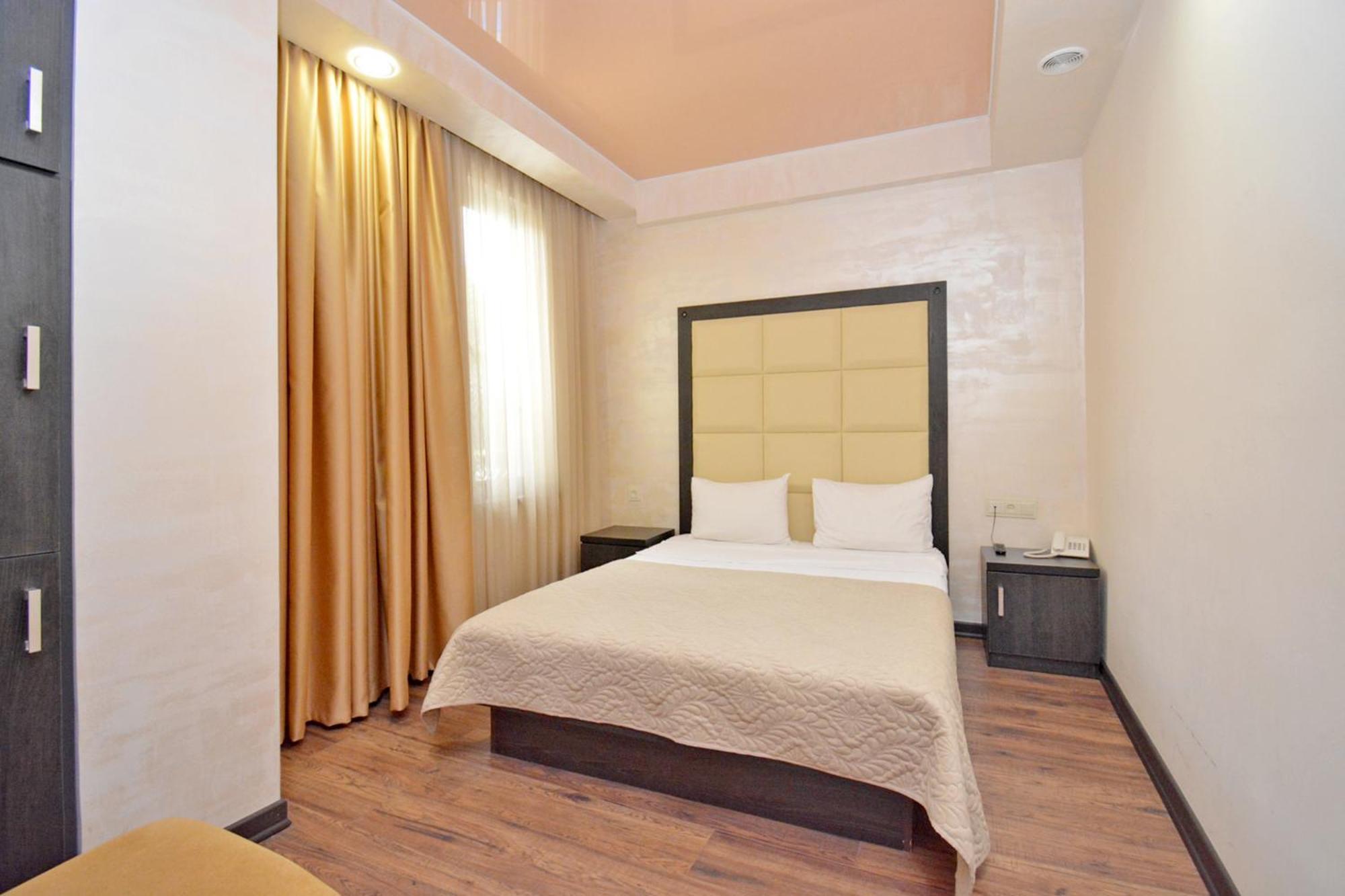 Hotel Partiez เยเรวาน ภายนอก รูปภาพ