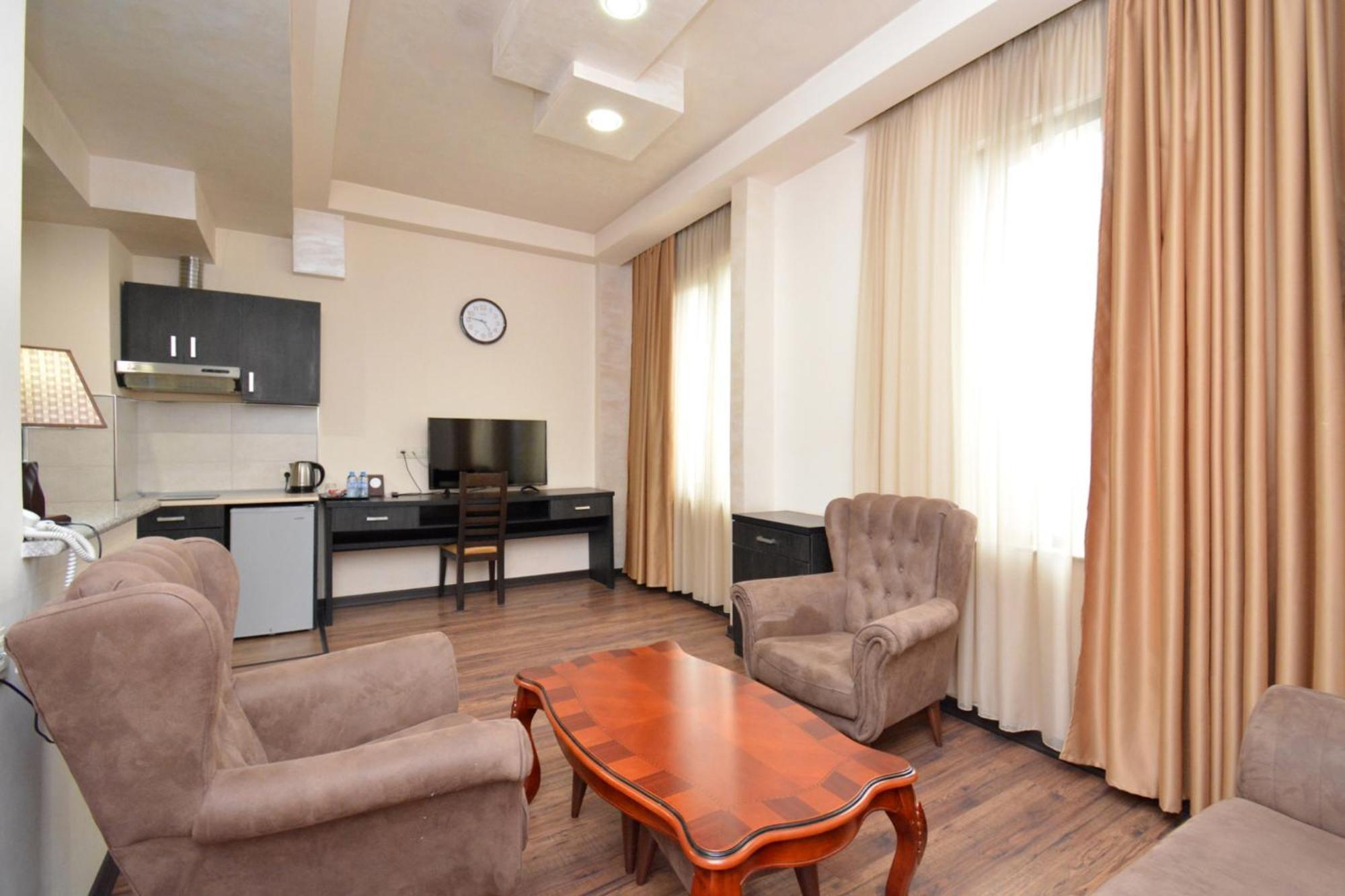 Hotel Partiez เยเรวาน ภายนอก รูปภาพ