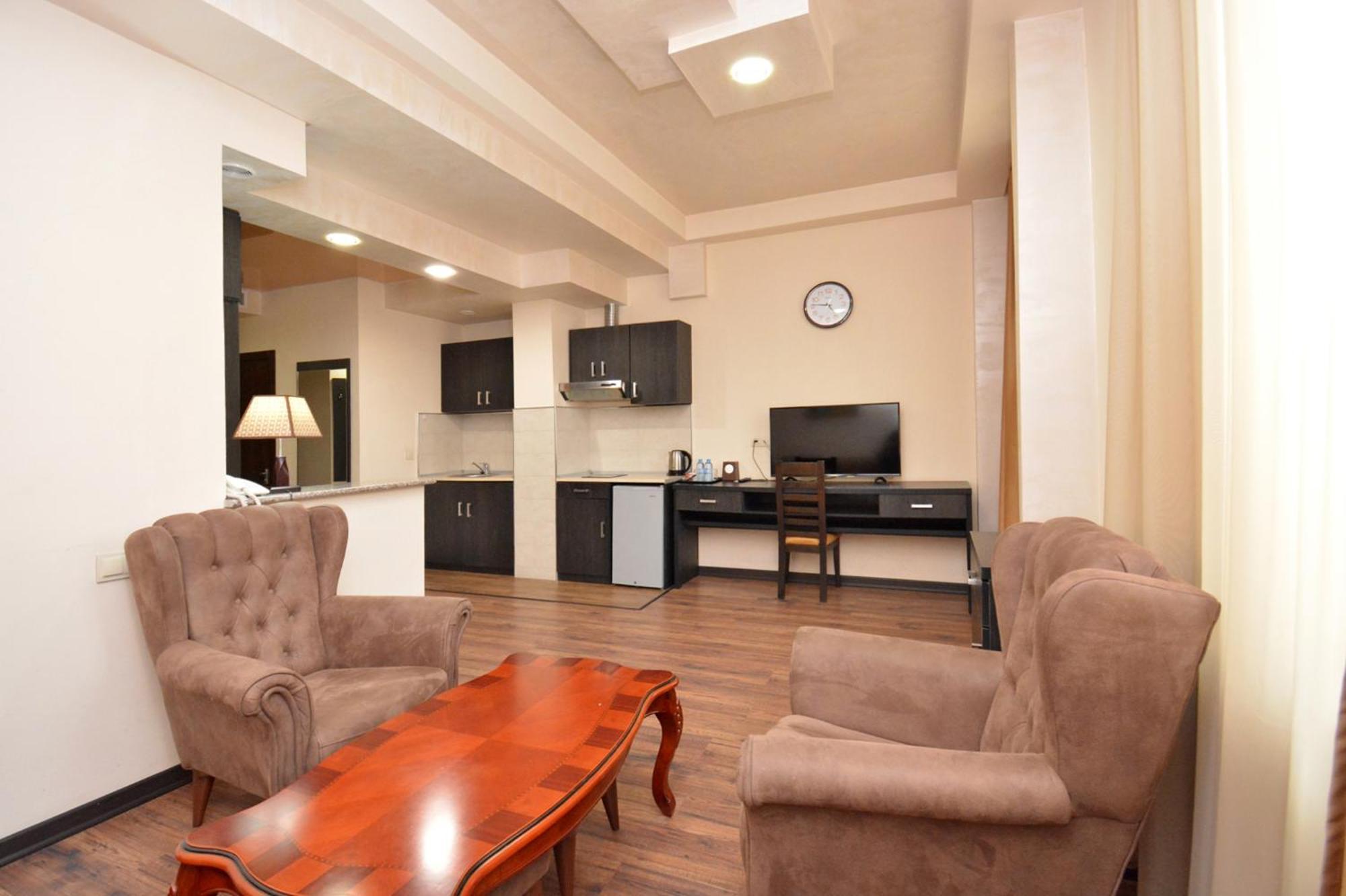 Hotel Partiez เยเรวาน ภายนอก รูปภาพ