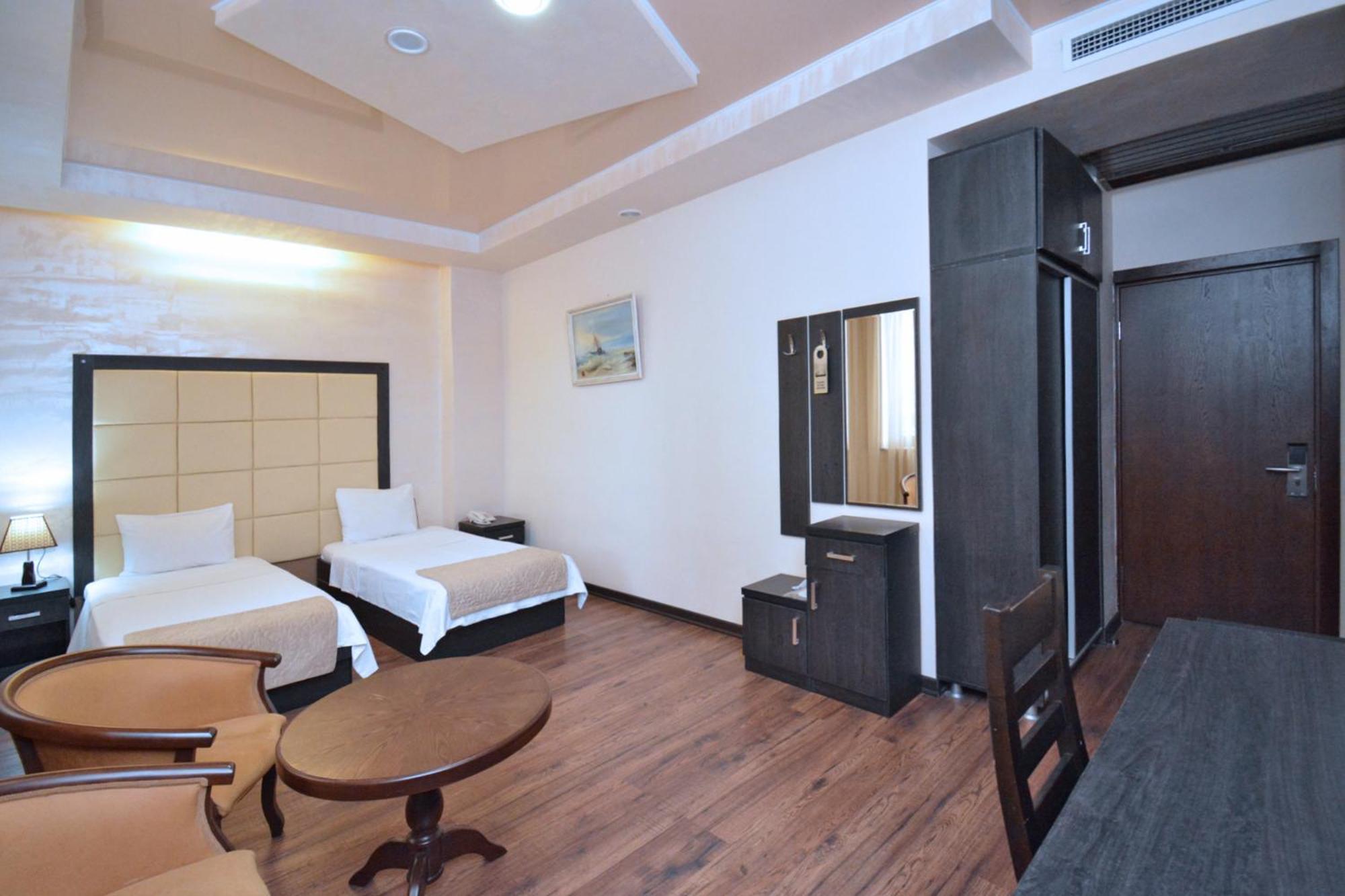 Hotel Partiez เยเรวาน ภายนอก รูปภาพ