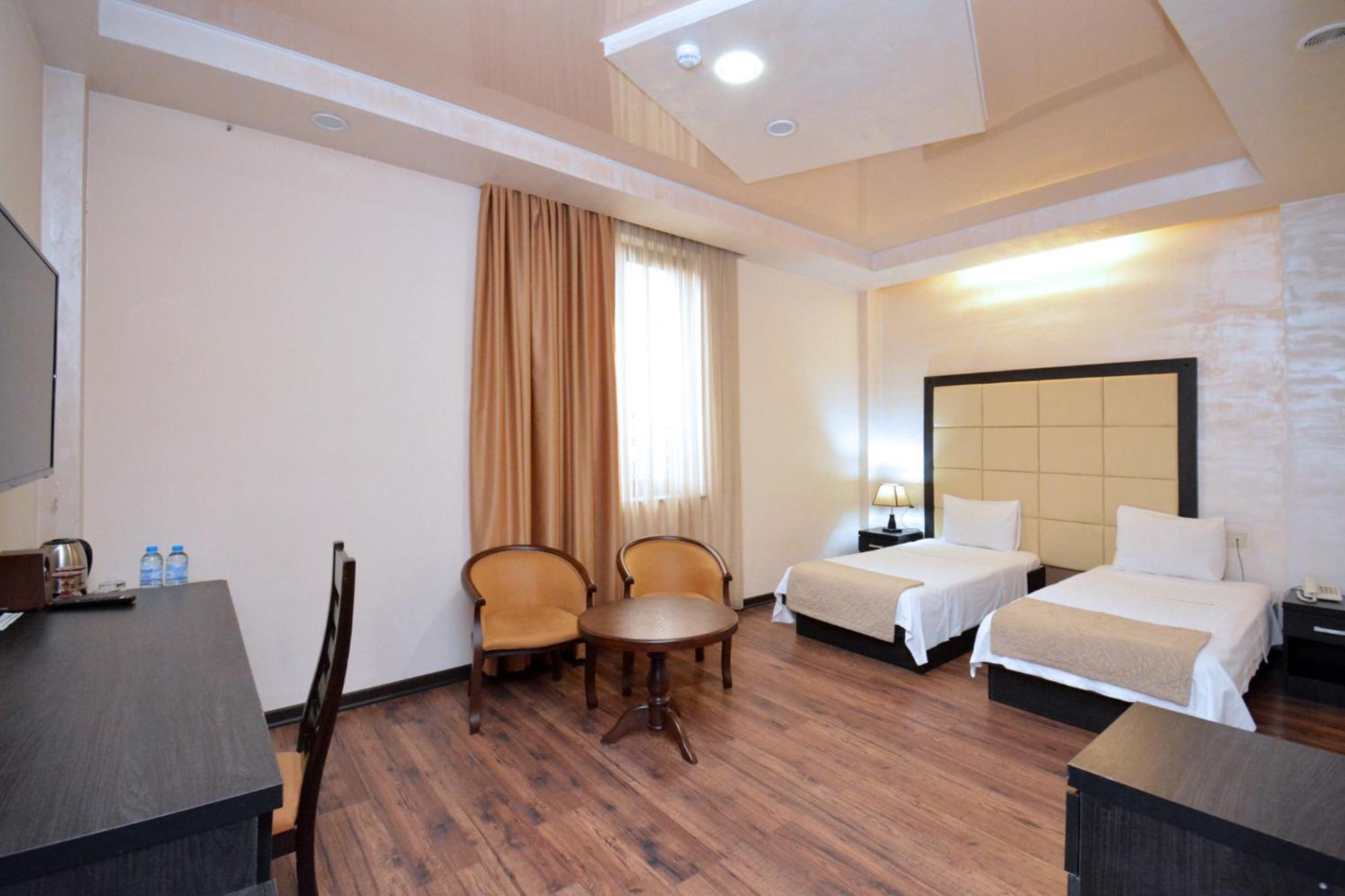 Hotel Partiez เยเรวาน ภายนอก รูปภาพ
