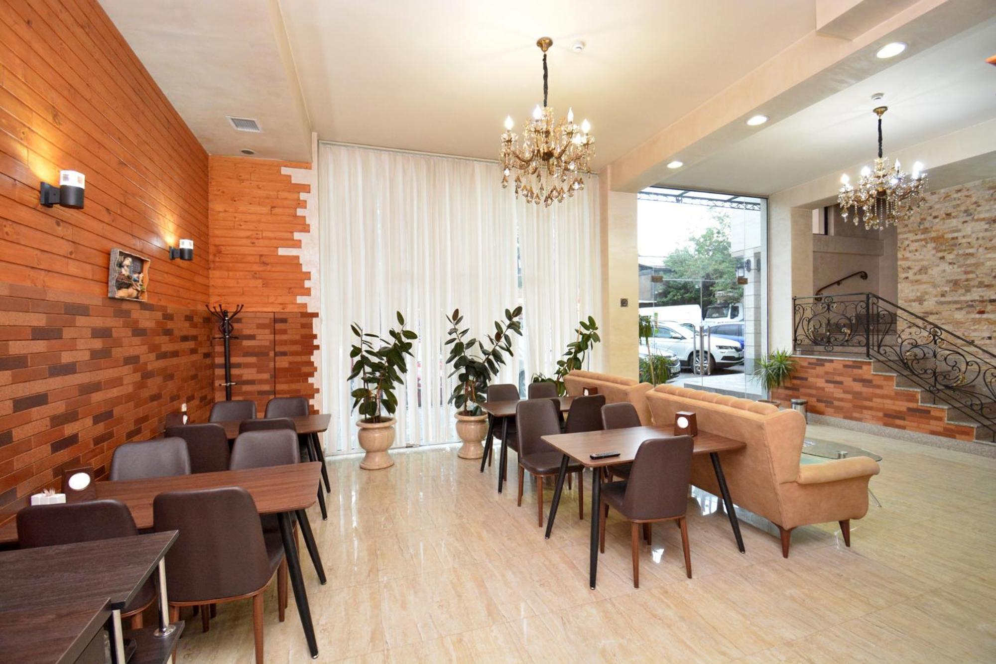 Hotel Partiez เยเรวาน ภายนอก รูปภาพ