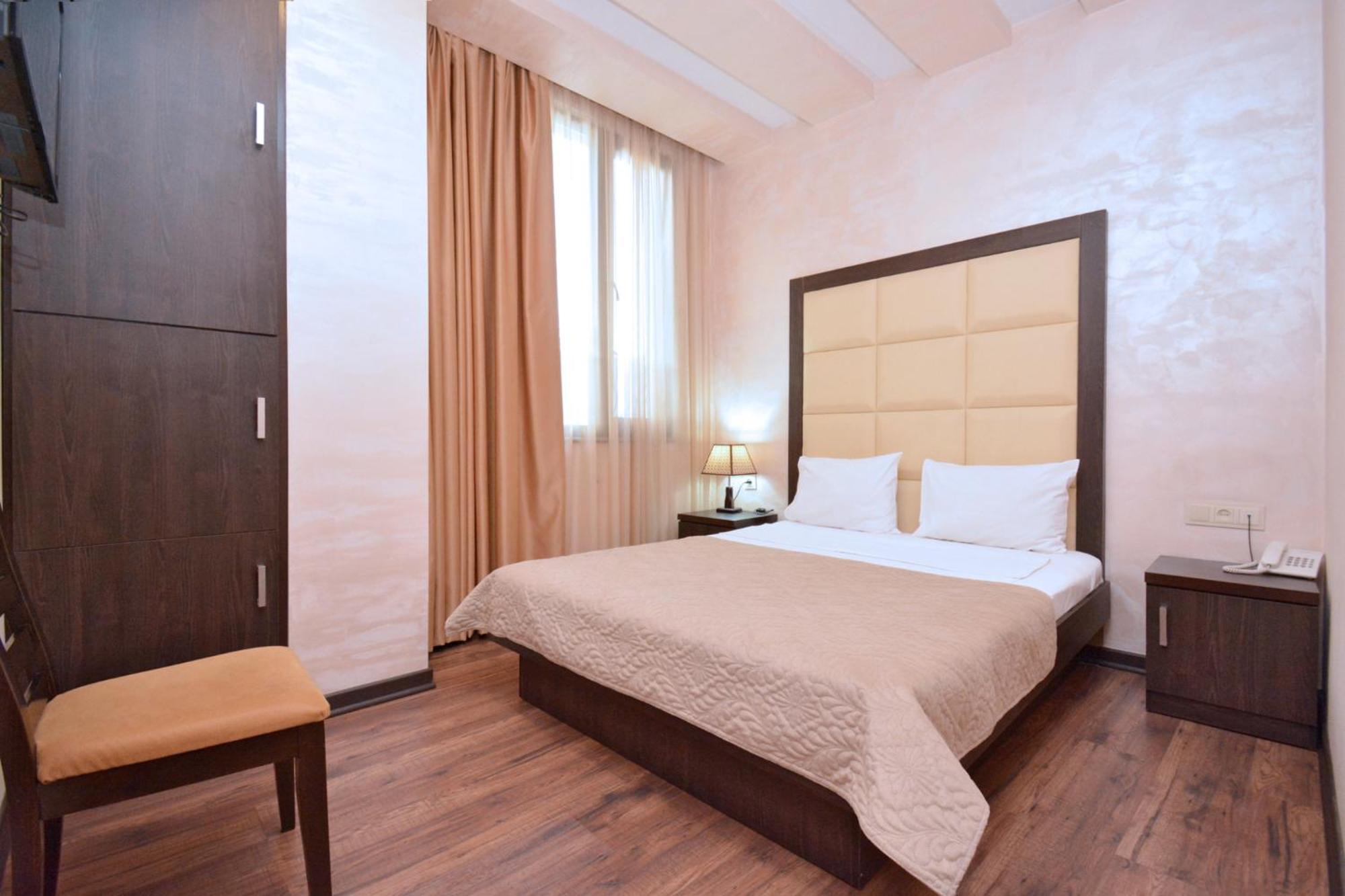 Hotel Partiez เยเรวาน ภายนอก รูปภาพ