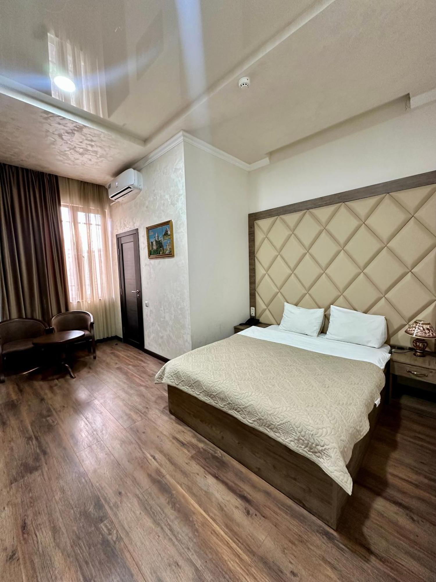 Hotel Partiez เยเรวาน ภายนอก รูปภาพ